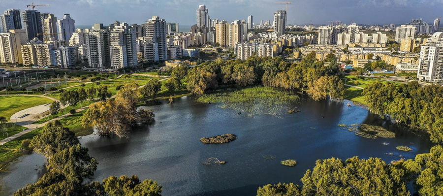 Una escapada a Netanya, la ciudad de Israel que florece de color carmesí